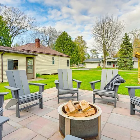 Dog-Friendly Roscommon Cabin, Walk To Higgins Lake